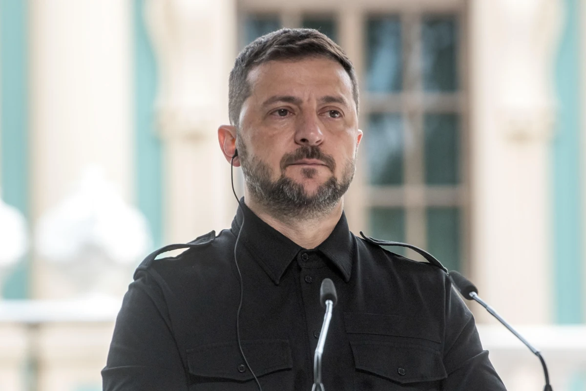 Podejrzany o udział w aferze korupcyjnej bliski współpracownik Wołodymyra Zełenskiego, Tymur Mindicz, opuścił Ukrainę na kilka godzin przed przeszukaniem jego mieszkania, korzystając z usługi lwowskiej firmy transportowej TimeLux, której współwłaścicielem jest były kierownik wydziału do zwalczania przemytu ukraińskiej straży granicznej - ustaliły lwowskie media.