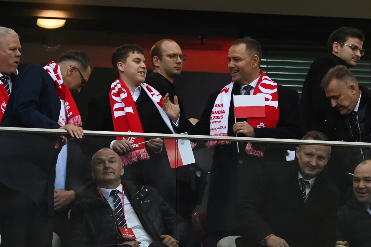 Stołeczni policjanci zatrzymali mężczyznę mającego związek z kierowaniem gróźb karalnych wobec prezydenta Karola Nawrockiego. "To 19-letni obywatel Polski, mieszkaniec powiatu otwockiego" - poinformowała policja w sobotę późnym wieczorem. 19-latek miał na portalu X i w mediach społecznościowych zamieścić zdjęcie z pistoletem oraz podpisem "Do zobaczenia Karolku".