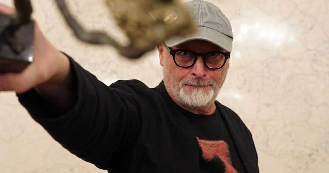 To wielki sukces Wojtka Smarzowskiego i pierwsza międzynarodowa nagroda dla filmu "Dom dobry". Produkcja podbiła serca jurorów i zdobyła Grand Prix 3Kino Polish Film Festival Prague. "Bardzo dziękuję jury, że nagrodziło mój film. Ale najbardziej dziękuję widzom, którzy przyszli go obejrzeć i zostali na spotkaniu" - powiedział reżyser odbierając nagrodę. Uroczysta gala odbyła się 15 listopada wieczorem w stolicy Czech. 