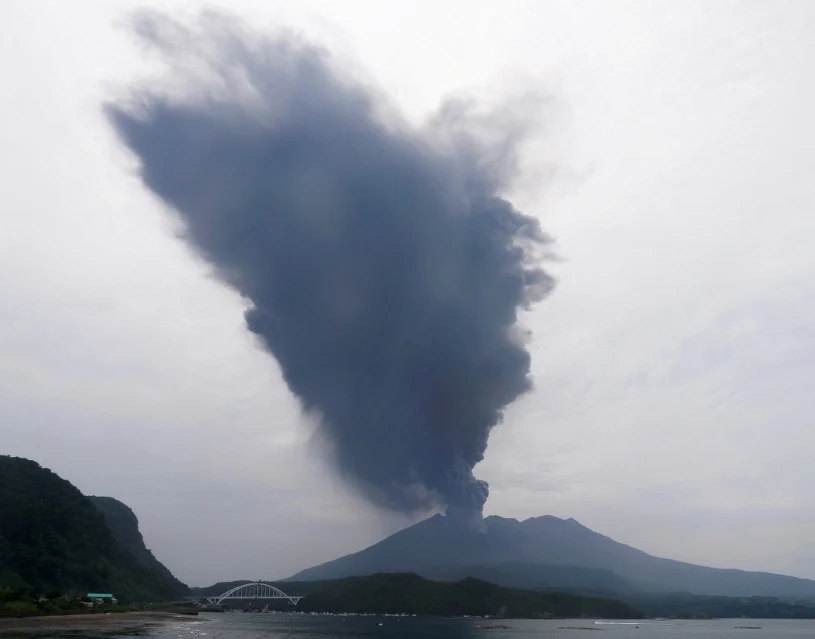 Erupcja wulkanu w Japonii. Słup dymu miał kilka tysięcy metrów