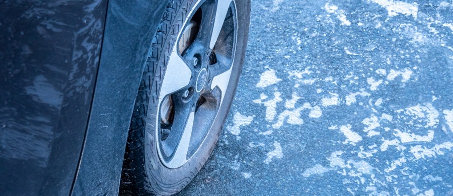 ​Instytut Meteorologii i Gospodarki Wodnej wydał ostrzeżenia I stopnia dla północno-wschodnich regionów kraju. Mieszkańcy kilku województw muszą przygotować się na marznące opady deszczu i śniegu, które mogą powodować niebezpieczną gołoledź.