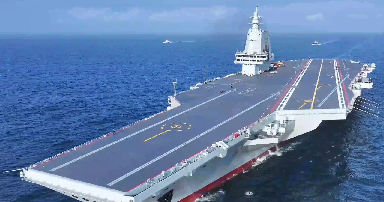 Chiny budują potężny lotniskowiec. Pierwszy z tego typu napędem