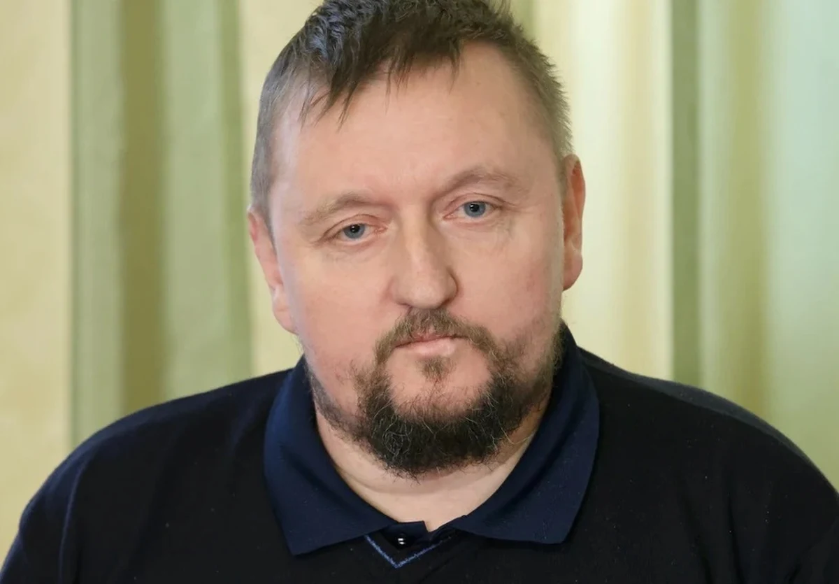 Podczas sobotniego spotkania z mieszkańcami Kwidzyna prezes Prawa i Sprawiedliwości Jarosław Kaczyński stwierdził, że Andrzej Lepper, były lider Samoobrony, nie popełnił samobójstwa, lecz został zamordowany przez osoby z własnego otoczenia. Słowa te wywołały natychmiastową reakcję Tomasza Leppera, syna zmarłego polityka. "Kaczyński głupoty gada. Powinien odejść na emeryturę, a nie takie farmazony wygadywać" - stwierdził w rozmowie z "Faktem".