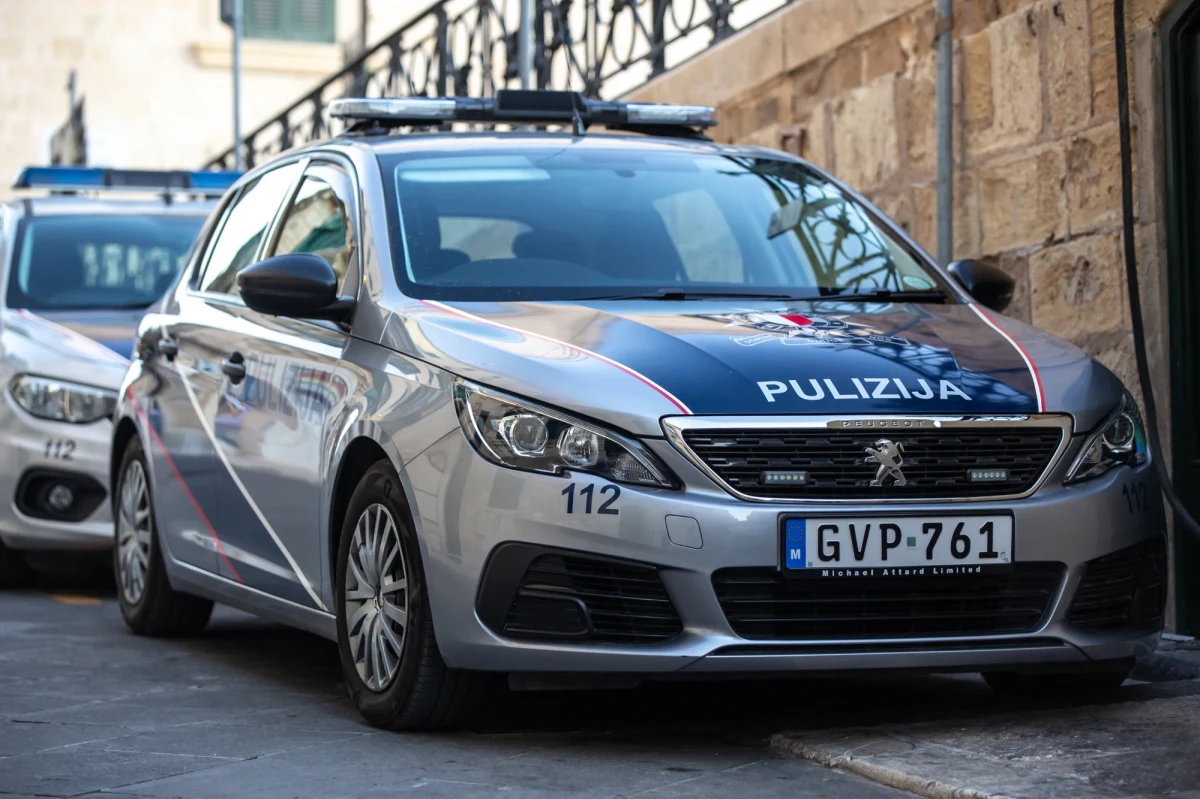 Polscy piłkarze dotarli już na Maltę, gdzie w poniedziałek rozegrają ostatni mecz fazy grupowej eliminacji mistrzostw świata. Dotarła też część polskich kibiców, choć kilku z nich prosto z samolotu powędrowało do policyjnego aresztu.