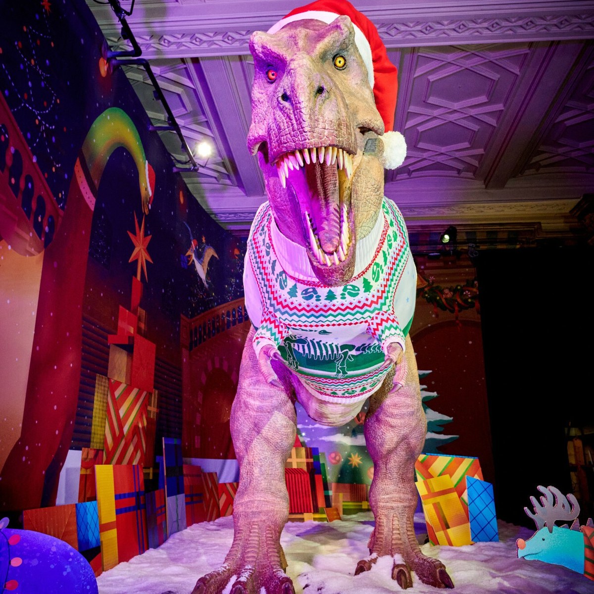 T. rex w swetrze podbija Londyn. Świąteczny sezon w Muzeum Historii Naturalnej