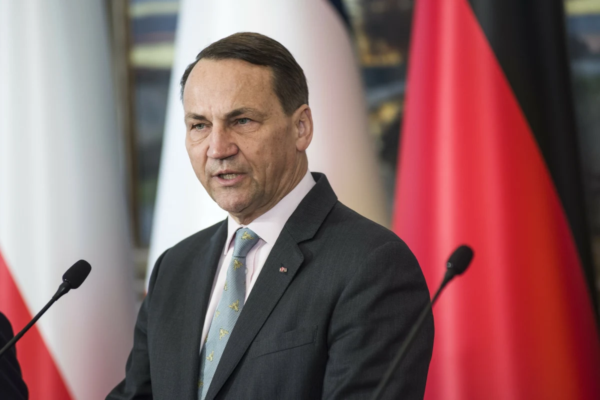 Polski rząd reaguje na plany kontrowersyjnej aukcji przedmiotów po ofiarach niemieckich zbrodni wojennych. Szef MSZ Radosław Sikorski poinformował w niedzielę, że rozmawiał z szefem MSZ Niemiec Johannem Wadephulem. Minister przekazał, że obaj zgodzili się, że należy zapobiec "takiemu zgorszeniu". Jak dodał poźniej, wszystkie artefakty już zniknęły z internetowej strony skandalicznej aukcji.