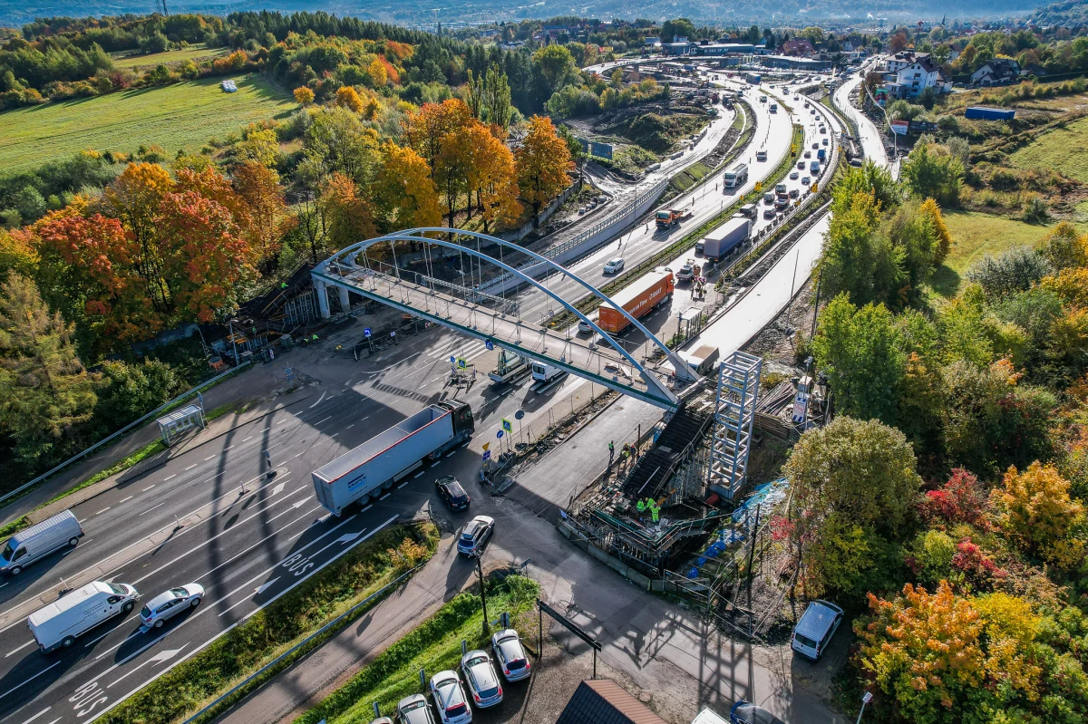Kolejne utrudnienia na drodze krajowej nr 7, czyli zakopiance, związane z pracami przy budowie węzła Myślenice, rozpoczną się w poniedziałek, 17 listopada. Ruch w tym rejonie będzie odbywał się jednym pasem w każdym kierunku. Taka organizacja potrwa do czwartkowego wieczora, 20 listopada.