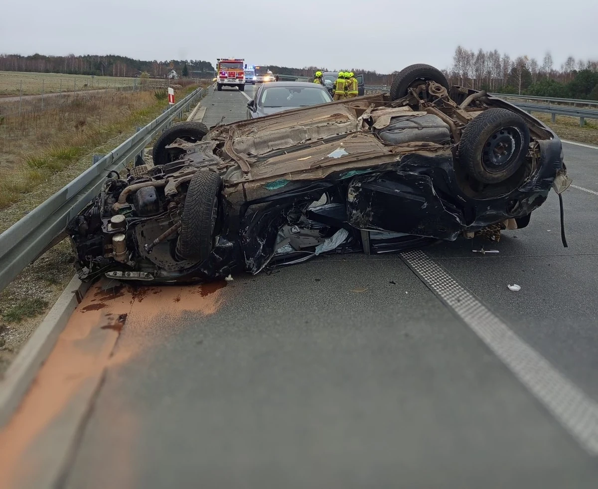 34-latka trafiła z obrażeniami do szpitala po wypadku, do którego doszło na drodze S8 w Budykierzu na Mazowszu. Zderzyły się tam trzy osobówki po tym, jak kobieta zjechała na pas gruntowy oddzielający przeciwne kierunki jazdy, straciła panowanie nad samochodem i dachowała. Trasa była całkowicie zablokowana.