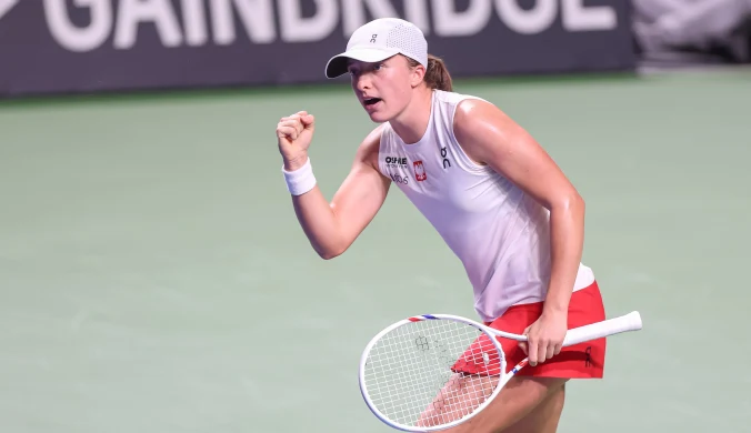 Świątek wsparła się na rakiecie, ludzie wstali. Polka zwróciła się do fanów