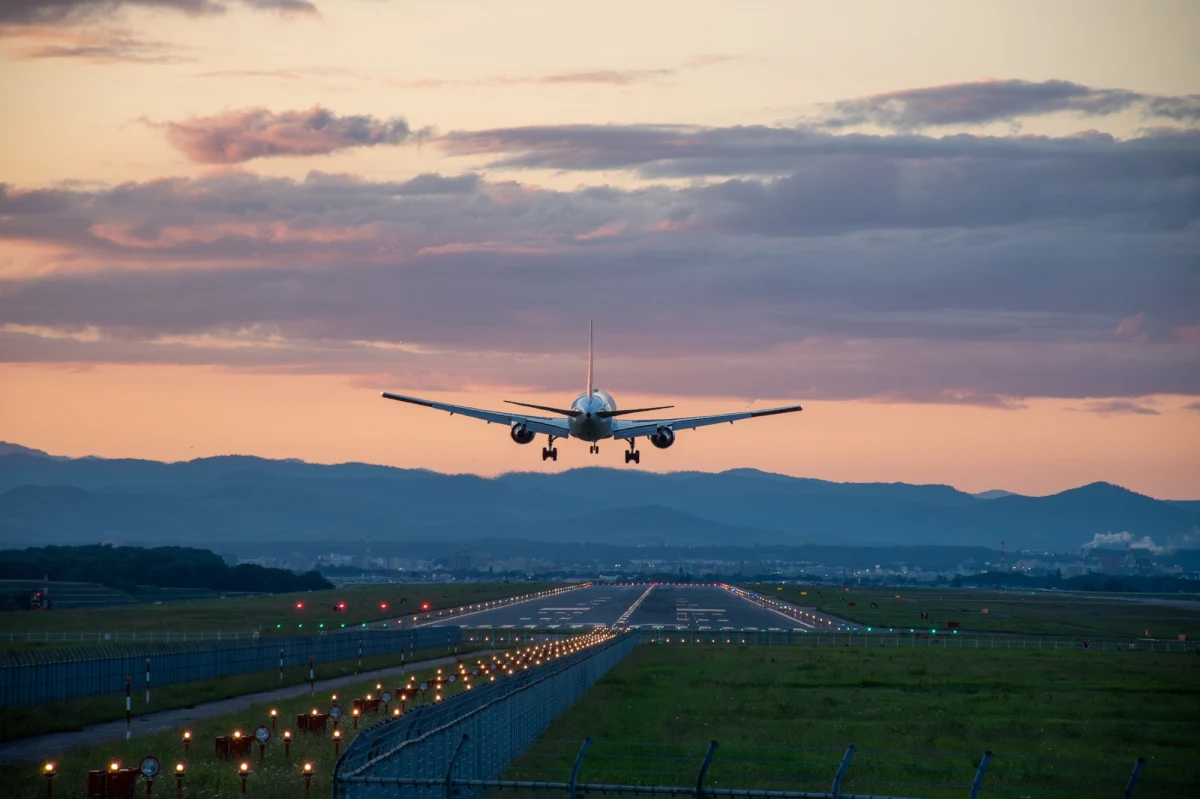 Lotnisko w Aalborgu na północy Półwyspu Jutlandzkiego w Danii zostało zamknięte w niedzielny wieczór. Zarządzająca ruchem lotniczym spółka Naviair poinformowała o natychmiastowym zamknięciu portu lotniczego po tym, jak w pobliżu pasa startowego zauważono podejrzane drony. To już kolejny taki incydent w ostatnich miesiącach, który wywołał poważne zakłócenia w ruchu lotniczym w Danii.