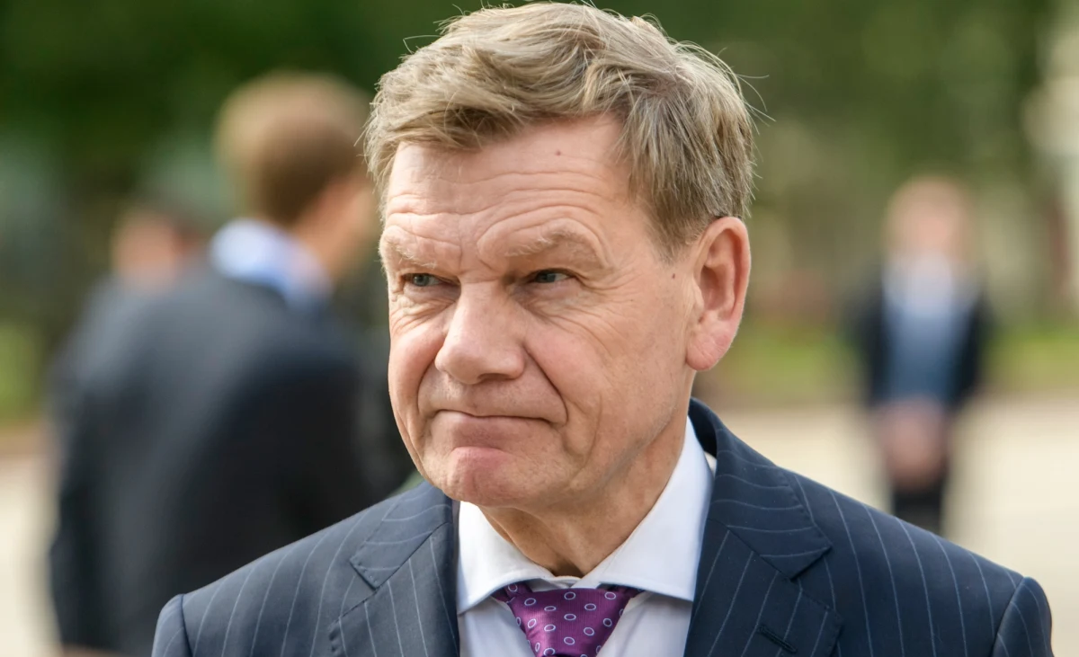 ​Niemiecki minister spraw zagranicznych Johann Wadephul stanowczo potępił próby handlu pamiątkami po ofiarach nazistowskich zbrodni. Zaznaczył, że "robienie interesów na Zagładzie jest odrażające" i "musi zostać powstrzymane". Po międzynarodowych protestach, w tym ze strony Polski, odwołano kontrowersyjną aukcję w Neuss, podczas której miały zostać sprzedane dokumenty i przedmioty związane z ofiarami Holocaustu.