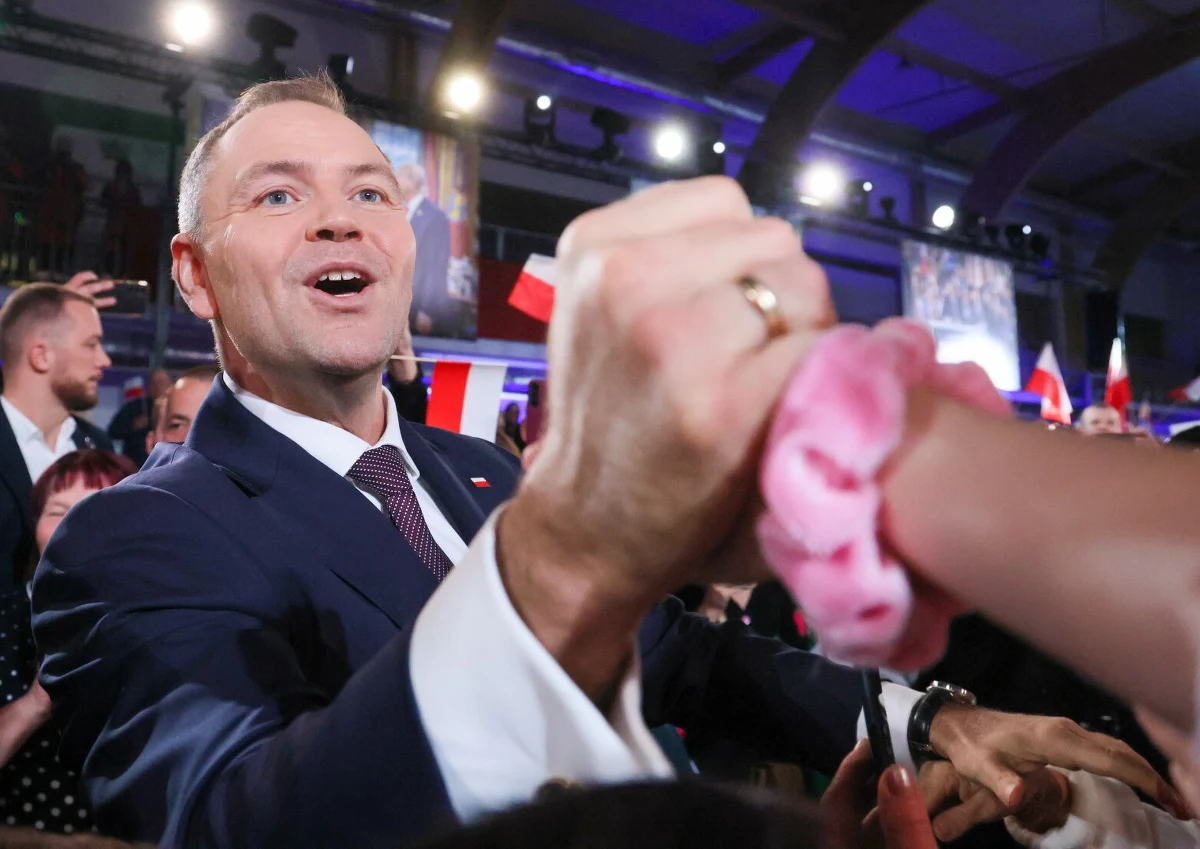 W ważnych sprawach Polacy oczekują od prezydenta współpracy z premierem Donaldem Tuskiem - mówił w wywiadzie dla „Do Rzeczy” Karol Nawrocki. Jak zaznaczył, radzi sobie bez szefa rządu z pełnieniem swojej funkcji. Podkreślił jednak, że w momentach, w których trzeba i w których się zgadzają, ma z szefem rządu odpowiednie relacje. Nawrocki zaznaczył, że w sprawie skierowania do Trybunału Konstytucyjnego ustawy budżetowej bierze pod uwagę wszystkie możliwości. Prezydent mówił też, że jego rolą nie jest kwestionowanie obecności w Unii Europejskiej, ale budowanie silniejszej Polski w UE. "Ja tak widzę swoją rolę - wyprowadzenia Unii Europejskiej z tego wirażu, na którym się obecnie znajduje" - dodał.