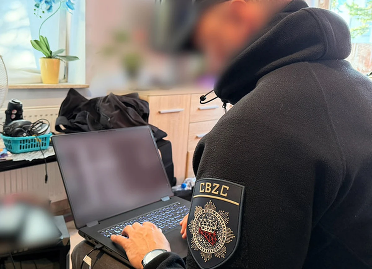 Policjanci z Centralnego Biura Zwalczania Cyberprzestępczości zatrzymali siedem osób podejrzanych o wywołanie ponad 380 fałszywych alarmów. W wyniku ich działań ewakuowano aż 12 tysięcy osób. Śledczy nie wykluczają, że liczba przestępstw może być znacznie większa – podejrzewa się, że zatrzymani mogą mieć na koncie nawet kilkanaście tysięcy fałszywych alarmów.