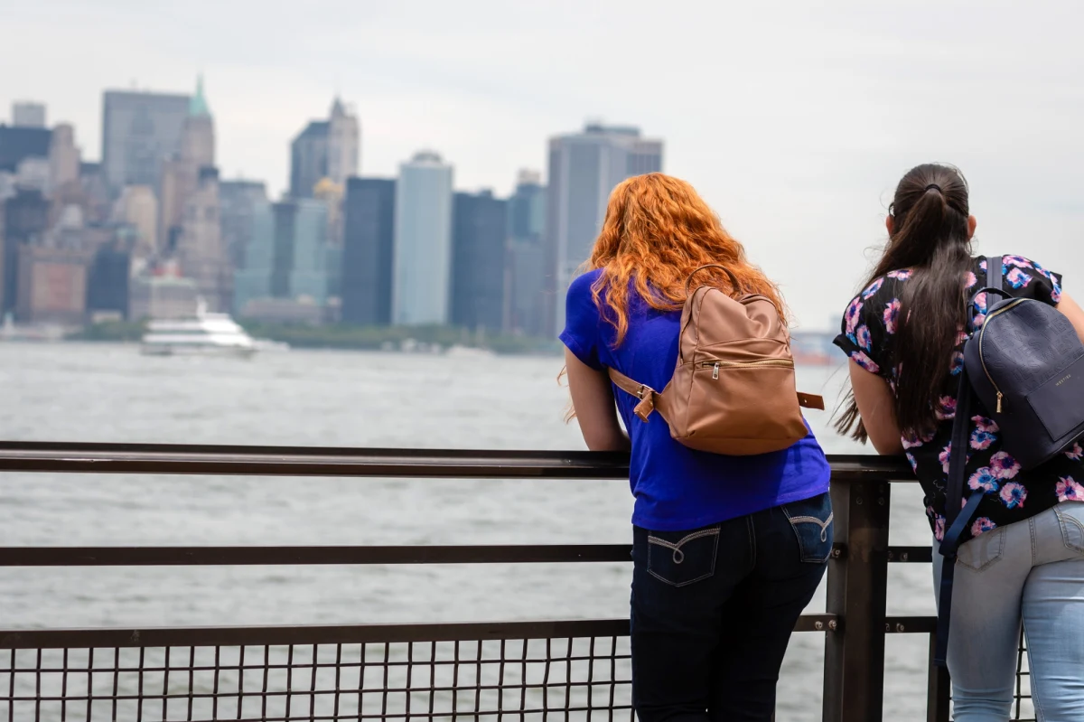 Najnowsze badanie przeprowadzone przez międzynarodową firmę analityczną Gallup ujawnia niepokojący trend wśród młodych kobiet w Stanach Zjednoczonych. Aż 40 procent Amerykanek w wieku od 15 do 44 lat deklaruje, że gdyby miały taką możliwość, na stałe opuściłyby swój kraj. Tak wysoki odsetek chętnych do emigracji nie został odnotowany w żadnym innym rozwiniętym kraju.