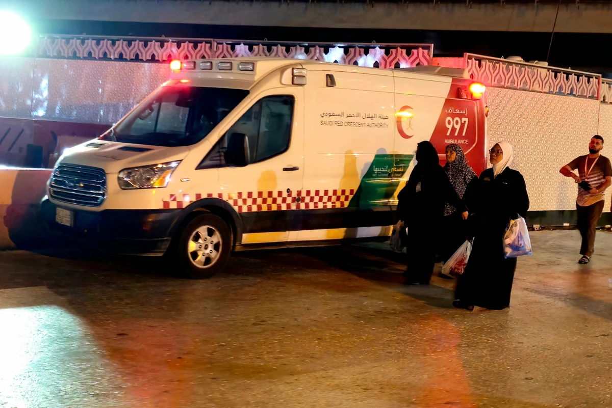 ​W nocy z niedzieli na poniedziałek doszło do tragicznego wypadku w Arabii Saudyjskiej. Autokar przewożący indyjskich pielgrzymów zderzył się z cysterną z paliwem, w wyniku czego pojazd stanął w płomieniach. Zginęły 42 osoby, w tym prawdopodobnie kobiety i dzieci.