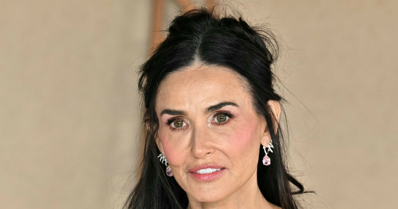 Przyciąga spojrzenia w kwiecistej sukni. Spojrzeli też na jej twarz