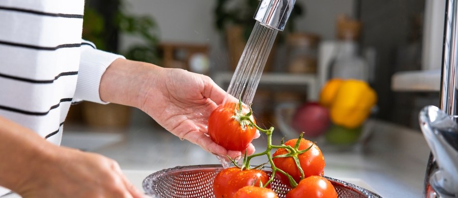 Czy pomidory – zwłaszcza te kupowane jesienią i zimą w supermarketach – swoją czerwień zawdzięczają słońcu czy chemii? Fundacja Pro-Test zleciła badania próbek z sześciu sklepów – połowa budzi zastrzeżenia.