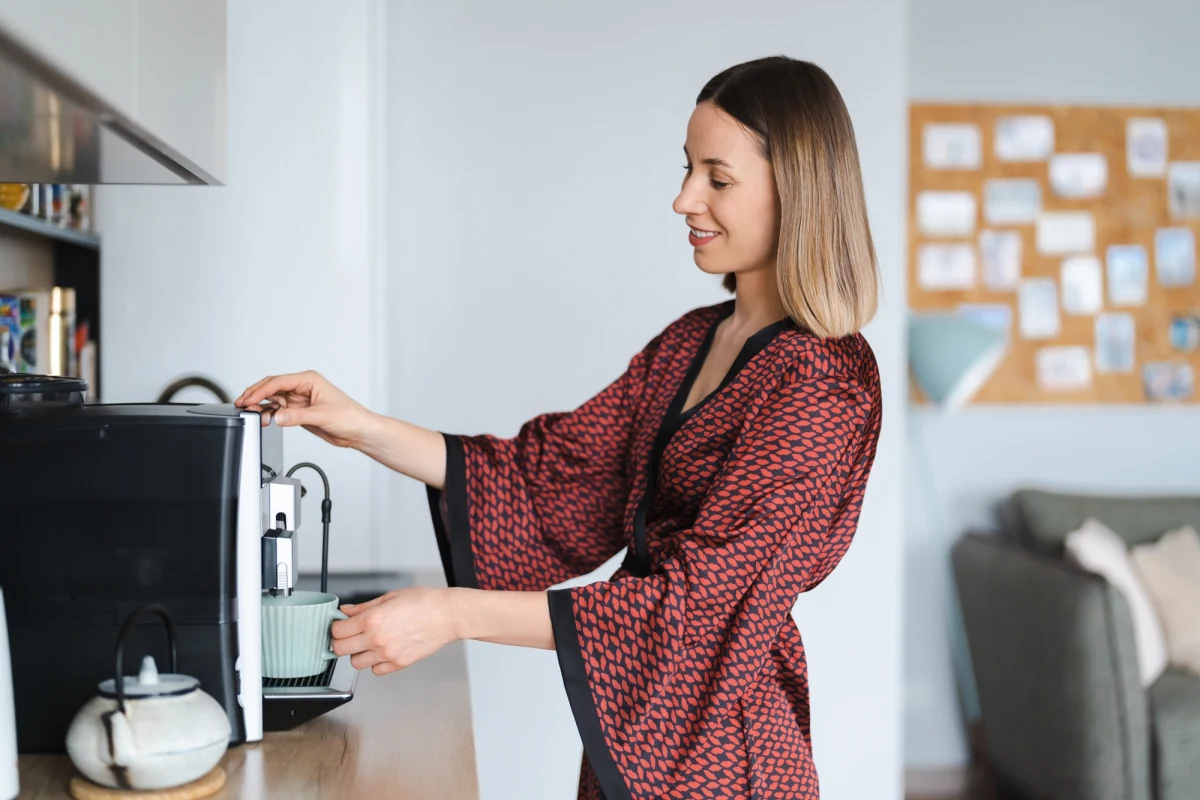 Zimowe poranki mają w sobie coś magicznego, ale bez aromatycznej kawy trudno wstać z łóżka. Dobry ekspres to klucz do idealnego startu dnia - pyszny napój w zasięgu ręki, dokładnie tak, jak lubisz. Sprawdź nasz TOP 5 modeli, które zmienią każdy poranek w prawdziwą kawową ucztę!