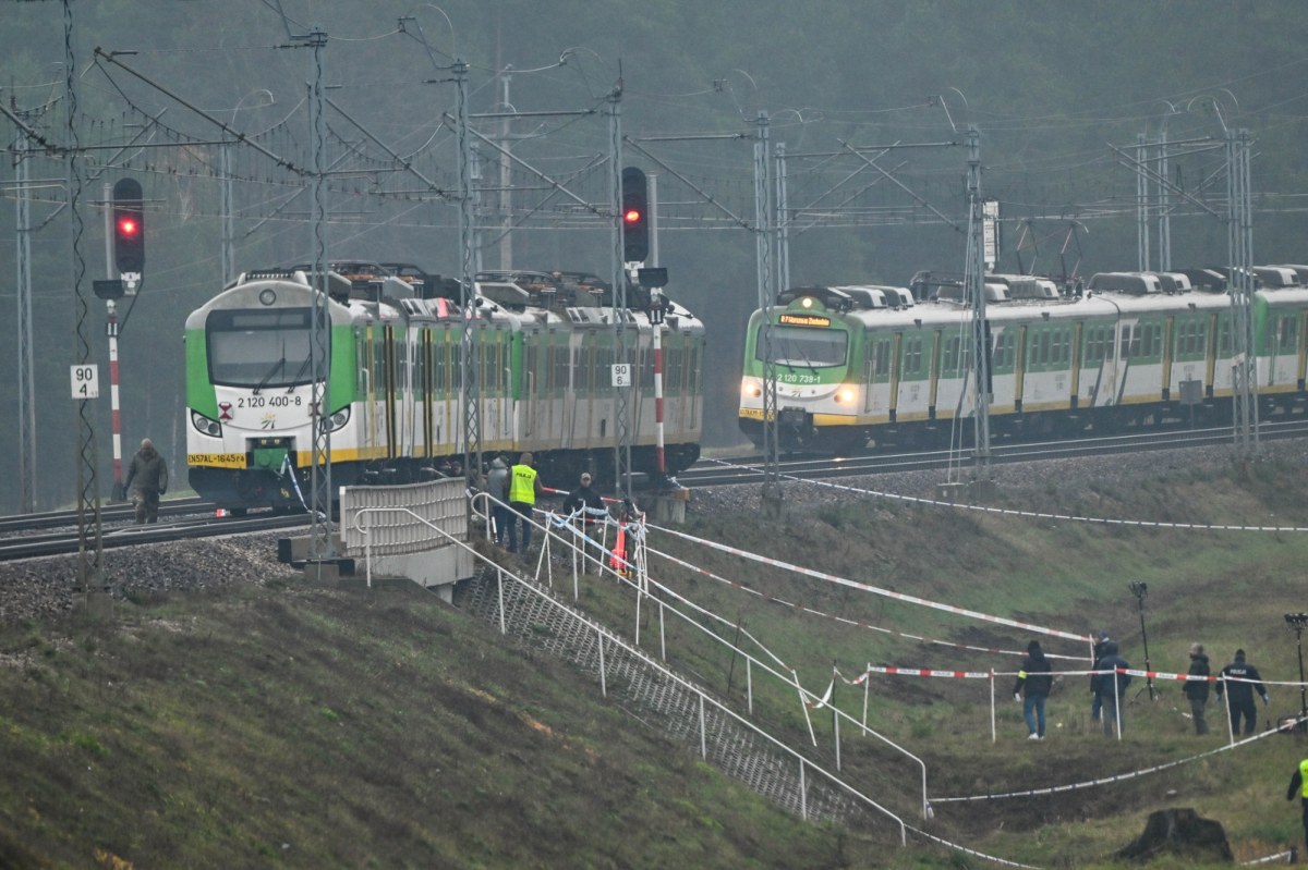 Akty dywersji na kolei. Zanim zauważono wyrwę, przez tory przejechały trzy pociągi