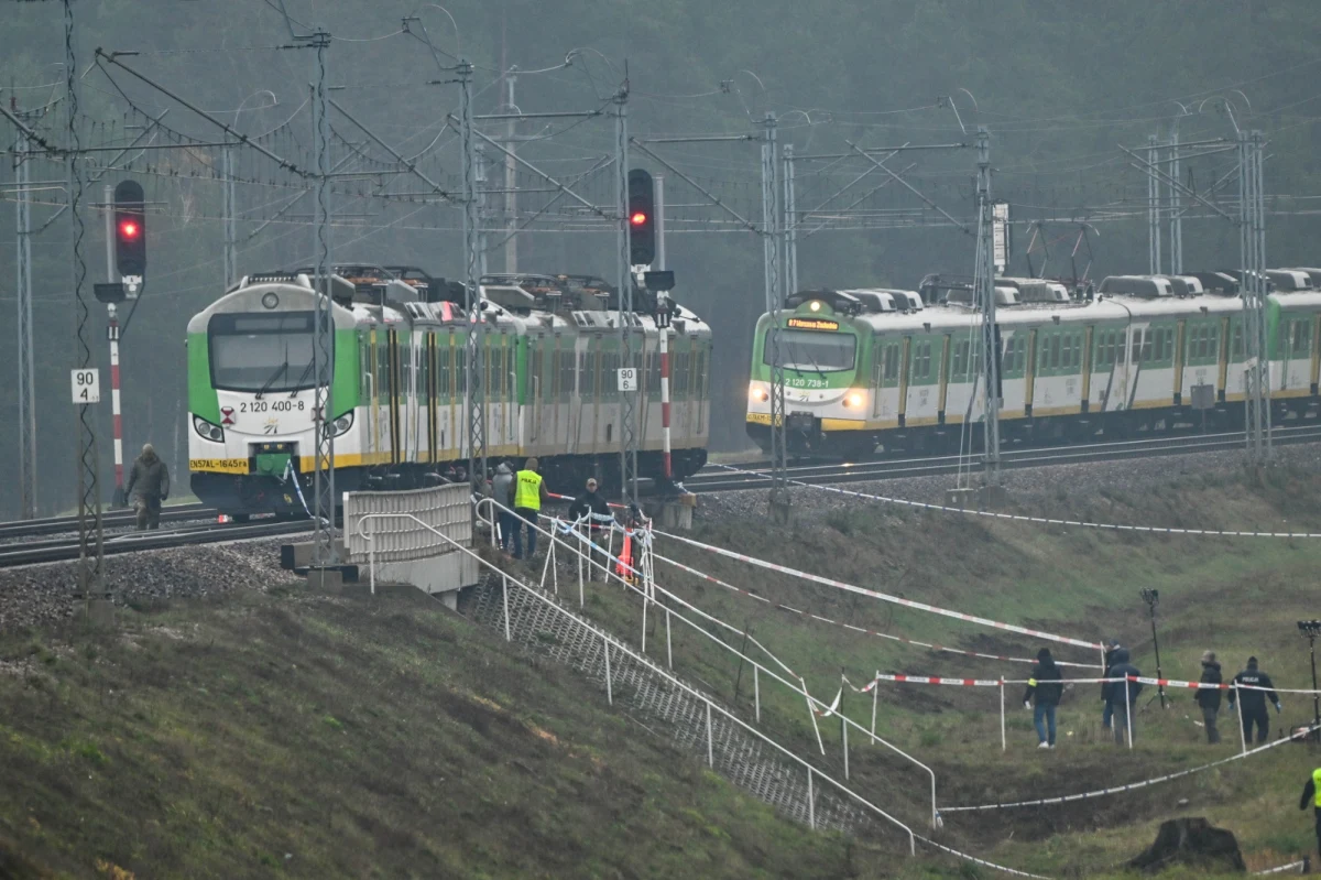 Trzy pociągi przejechały przez uszkodzony fragment torów na trasie Warszawa-Lublin w miejscowości Mika na Mazowszu, zanim zauważono uszkodzenie - dowiedział się nieoficjalnie reporter RMF FM Krzysztof Zasada. Wyrwę wykryto dopiero wtedy, gdy sygnał o nieprawidłowościach przekazała załoga pociągu Intercity po przejechaniu tego miejsca.