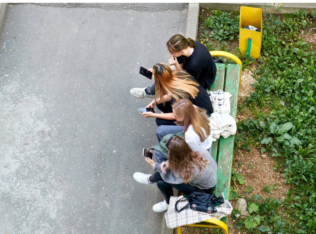 Najnowszy raport "Młodzi i przyszłość – Aspiracje edukacyjne i zawodowe dziewczyn i chłopców w Polsce" rzuca światło na to, kto i co kształtuje marzenia oraz wybory młodego pokolenia. Badanie objęło dzieci i młodzież w wieku od 11 do 17 lat, a jego wyniki pokazują, że mimo dynamicznych zmian społecznych i technologicznych, autorytety młodych Polaków wciąż są mocno zakorzenione w rodzinie, choć nie brakuje też wpływów ze świata sportu. Raport ujawnia także, kim młodzi chcieliby zostać w przyszłości i co nimi kieruje.