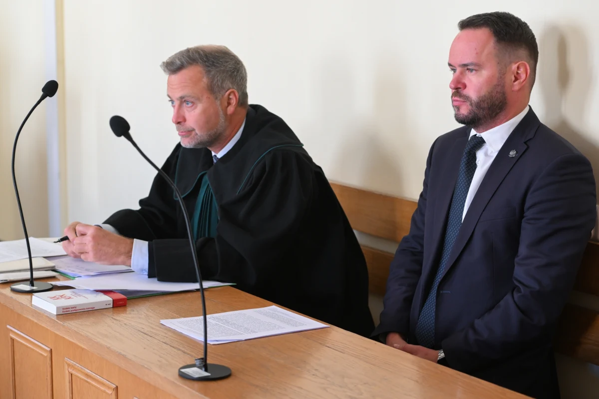 Wojewoda lubelski Krzysztof Komorski został uniewinniony przez lubelski sąd rejonowy w sprawie dotyczącej usunięcia krzyża z Sali Kolumnowej urzędu. Polityk argumentował wówczas, że jego decyzja miała na celu zachowanie neutralności światopoglądowej urzędu.