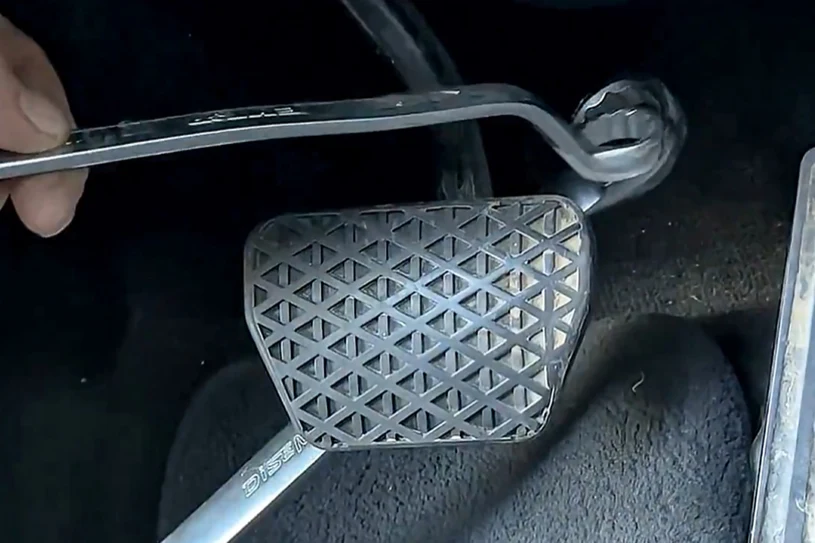 Prosty patent za grosze uratuje auto przed kradzieżą. Złodziej nie da rady