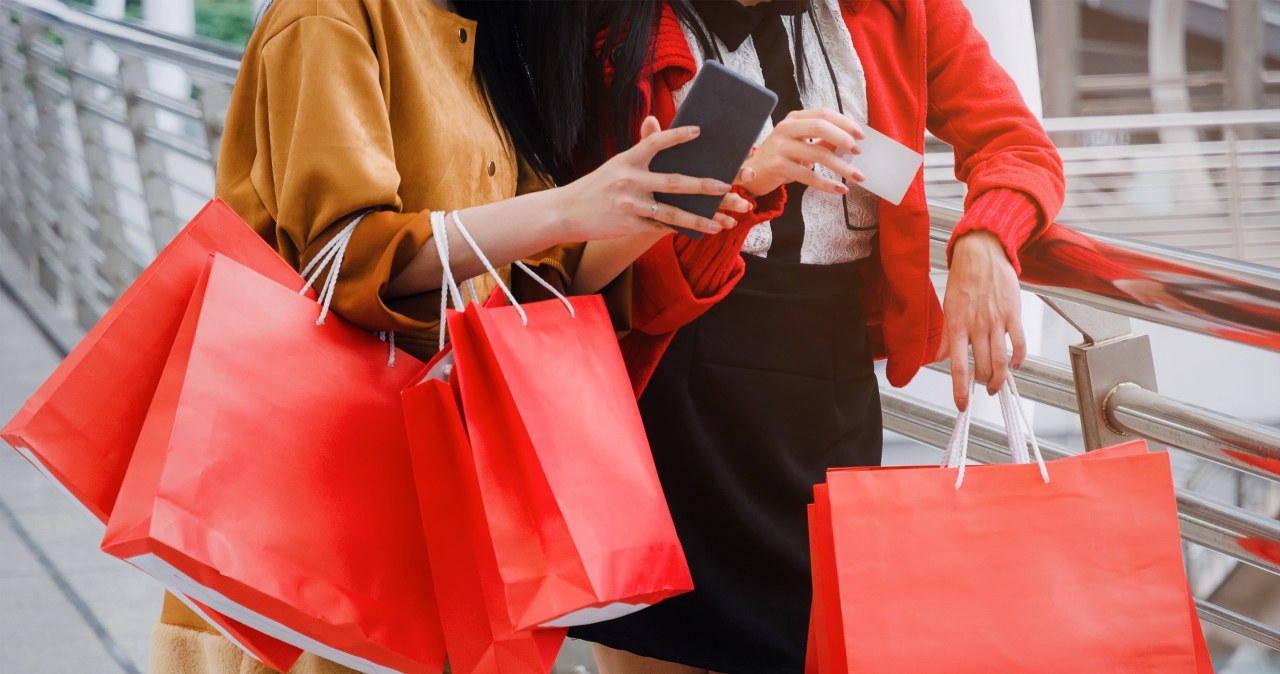 Jak nie stracić pieniędzy w Black Friday? Uważaj na te sztuczki sklepów