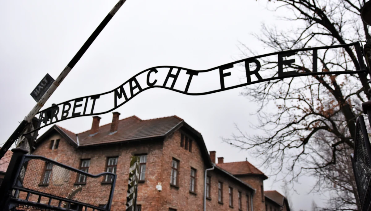 ​Polskie Ministerstwo Kultury i Dziedzictwa Narodowego zapowiedziało działania na rzecz odzyskania cennych pamiątek i dokumentów związanych z ofiarami II wojny światowej, które miały zostać wystawione na aukcji w Niemczech. Licytacja została anulowana po interwencji polskich władz, jednak sprawa wciąż budzi wiele emocji i pytań o losy historycznych artefaktów.