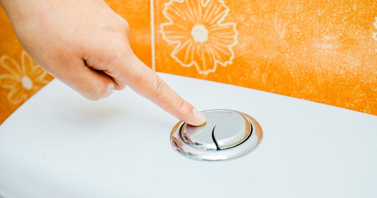 Tak korzystasz ze spłuczki? Nic dziwnego, iż płacisz więcej za wodę