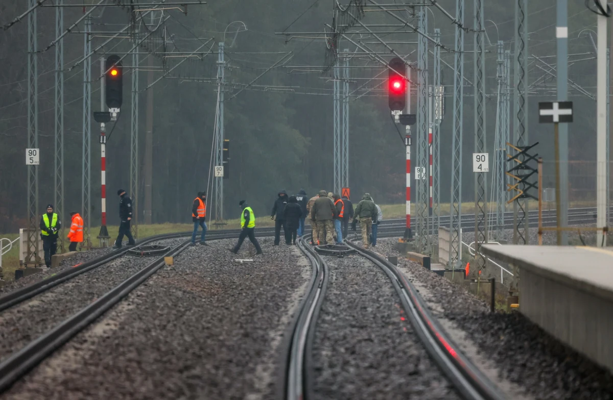 "Doszło do odpalenia ładunku wybuchowego, który uszkodził tory kolejowe. Eksperci potwierdzili to ponad wszelką wątpliwość" - tak szef resortu spraw wewnętrznych Marcin Kierwiński komentował akt sabotażu na torach w pobliżu stacji Mika na Mazowszu. Jak dodał, drugi przypadek dywersji nie został jeszcze ostatecznie potwierdzony, ale jest "bardzo prawdopodobny". Premier Donald Tusk w związku z incydentami zapowiedział, że jutro odbędzie się nadzwyczajne posiedzenie Komitetu do spraw Bezpieczeństwa Narodowego.