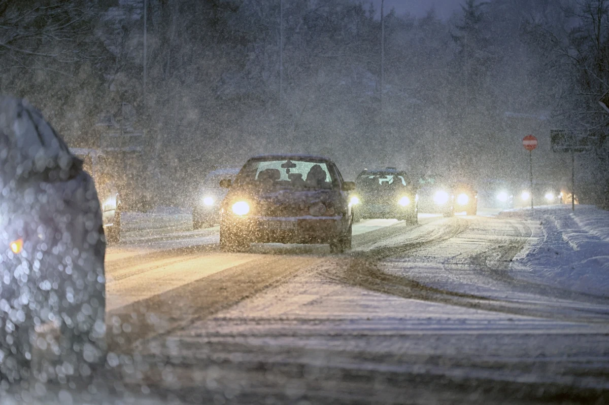 Instytut Meteorologii i Gospodarki Wodnej opublikował najnowszą prognozę, która nie pozostawia złudzeń – poniedziałek upłynie pod znakiem gwałtownych zjawisk atmosferycznych. Burze śnieżne, intensywne opady i efekt morza mogą dziś zaskoczyć mieszkańców Pomorza i zachodniej części kraju. Sprawdź, gdzie pogoda będzie najbardziej dynamiczna i na co należy się przygotować.
