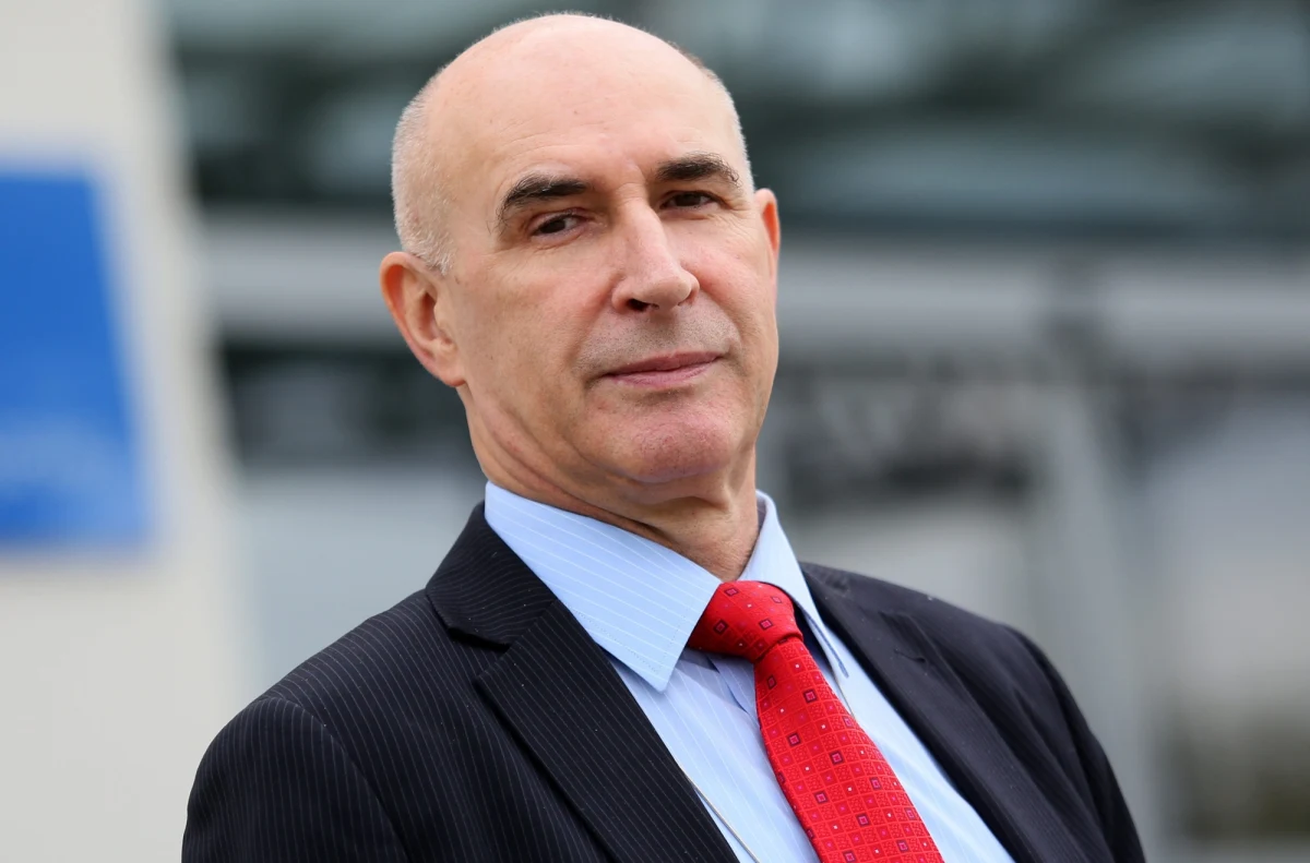 Prof. Janusz Heitzman został usunięty z zespołu Komisji Kodyfikacyjnej Prawa Karnego przy Ministerstwie Sprawiedliwości, a Rzecznik Praw Obywatelskich zawiesił jego członkostwo w Komisji Ekspertów ds. Ochrony Zdrowia Psychicznego - napisała w poniedziałek Wirtualna Polska. Dziennikarze portalu opisali historię 18-letniego Marka, który twierdzi, że trzy lata temu znany psychiatra miał zapraszać go do domu, częstować alkoholem i zachowywać się wobec niego niestosownie. Sam zainteresowany twierdzi, że nigdy nie zapraszał swoich pacjentów do domu, a relacja z chłopakiem miała bardziej charakter towarzyski niż zawodowy. 