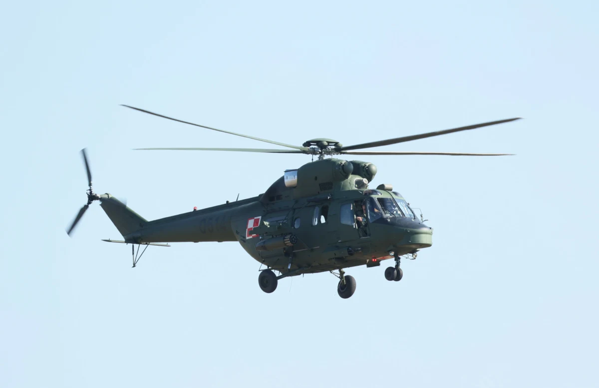 "Patrolowanie linii kolejowych we wschodniej Polsce przez żołnierzy Wojsk Obrony Terytorialnej wesprze od jutra śmigłowiec" - poinformował w poniedziałek wicepremier i szef MON Władysław Kosiniak-Kamysz. Dodał również, że zwiększono zaangażowanie żołnierzy Wojsk Obrony Terytorialnej (WOT) w tej sprawie. To pokłosie aktów dywersji na polskiej kolei w dniach 15-17 listopada.