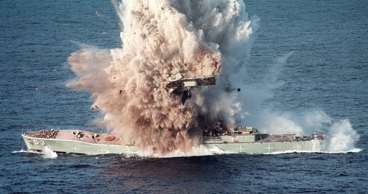 Torpeda rozerwała na strzępy ogromny okręt. To pokaz siły NATO