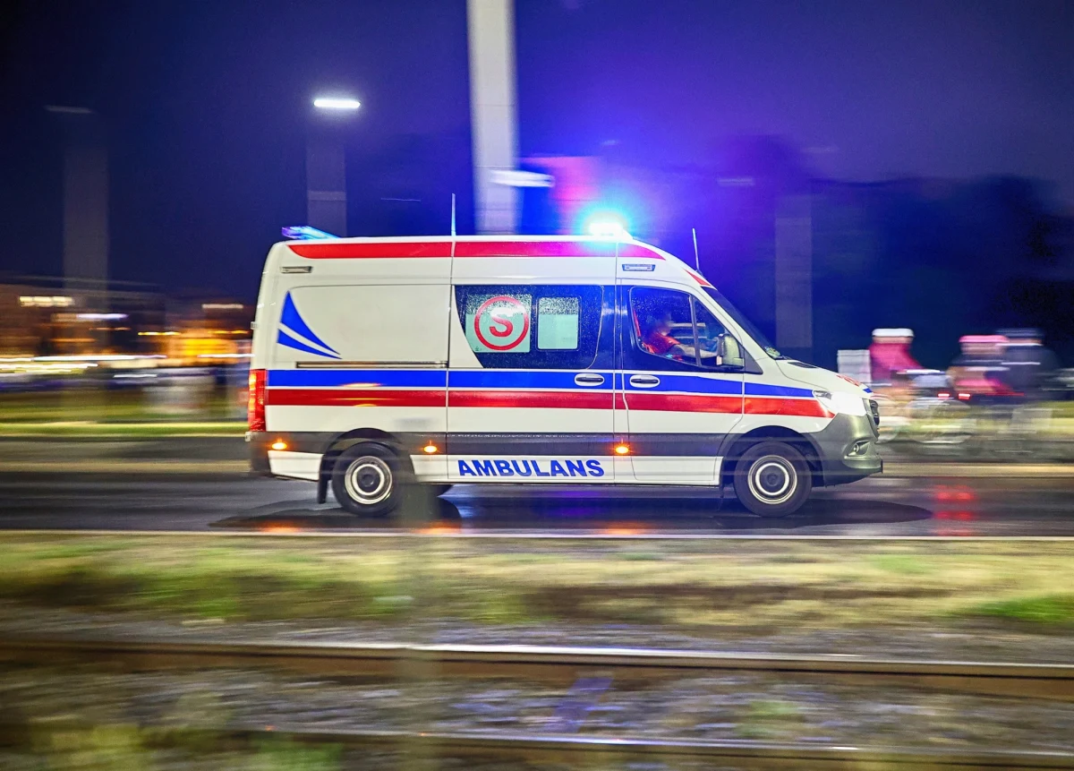 ​Przed sądem w Białymstoku stanie kierowca karetki pogotowia, który - jadąc na sygnale - potrącił na przejściu dla pieszych 10-letniego chłopca. Do wypadku doszło, gdy oskarżony chciał ominąć ciężarówkę, która zatrzymała się, by przepuścić pieszego. Dziecko trafiło do szpitala.