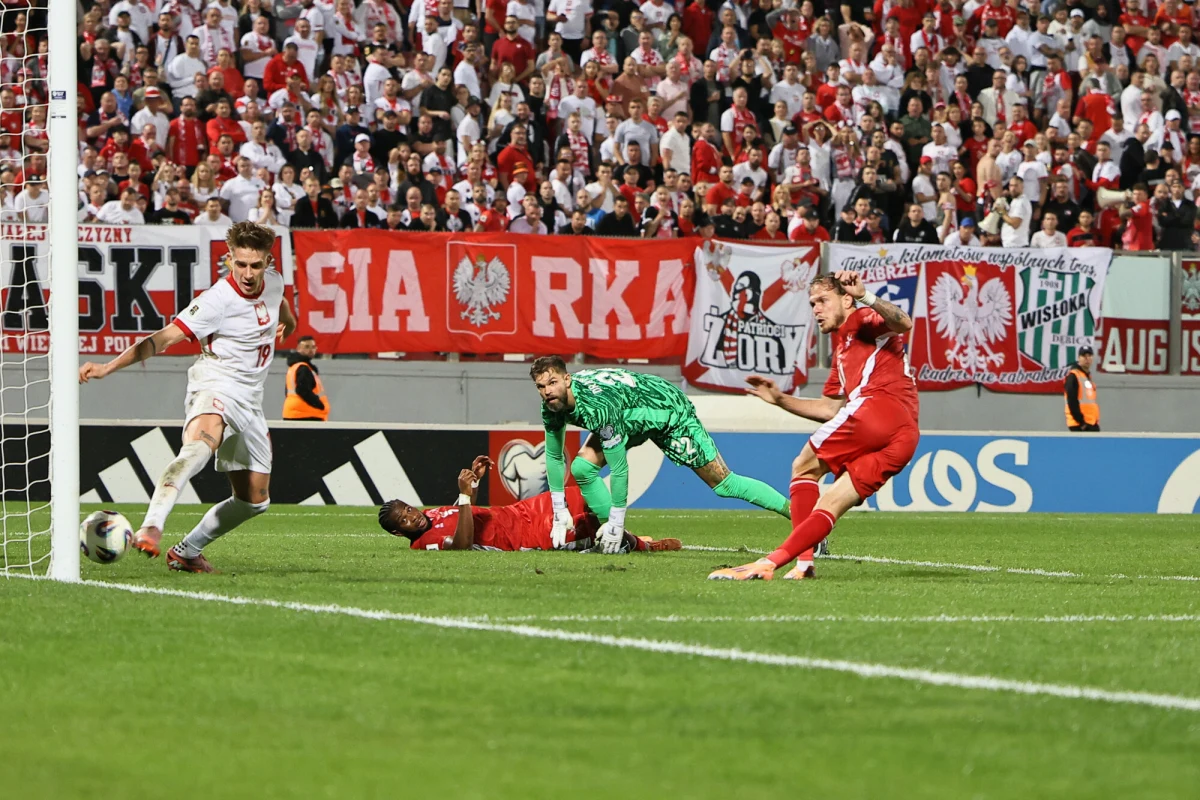 To nie był łatwy mecz dla Biało-Czerwonych. Reprezentacja Polski po sporych problemach wygrała w Ta' Qali z Maltą 3:2. Do historii przejdą pierwsze bramki Maltańczyków zdobyte w spotkaniach z Polakami, a także nieuznany gol Karola Świderskiego, który w wyniku wideoweryfikacji zmienił się w rzut karny dla gospodarzy. Piłkarze Jana Urbana zakończyli eliminacje na drugim miejscu grupy G. To oznacza, że o mundial powalczymy w barażach.