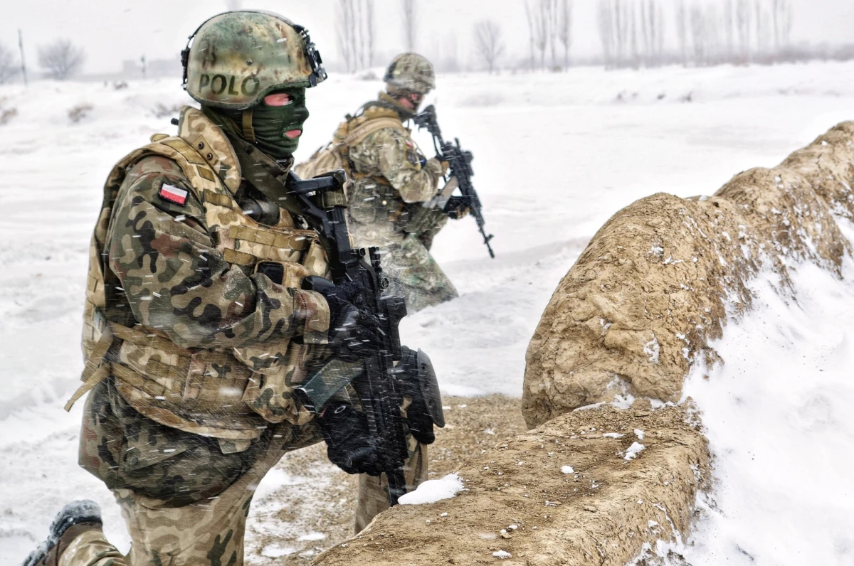 Pod Rovaniemi, w sercu fińskiej Laponii, rozpoczęły się jedne z najważniejszych tegorocznych ćwiczeń wojskowych w Europie Północnej – Northern Strike 225. W manewrach bierze udział około 2200 żołnierzy i 500 pojazdów, a wśród nich polscy artylerzyści z 1. Mazurskiej Brygady Artylerii, którzy przywieźli ze sobą wyrzutnie rakietowe Homar-K. To pierwszy raz w historii, gdy ten zaawansowany sprzęt Sił Zbrojnych RP został przetransportowany drogą lotniczą na zagraniczny poligon.