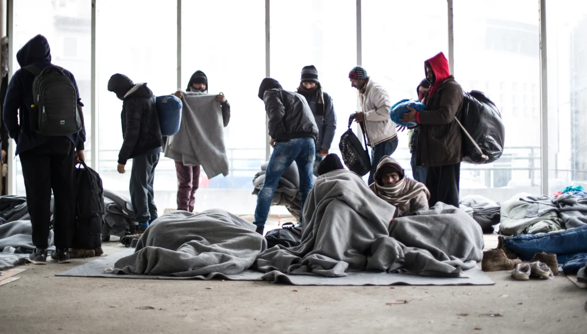 Opuszczony budynek po służbach ds. tłumaczeń Komisji Europejskiej w brukselskiej dzielnicy Evere stał się tymczasowym schronieniem dla ponad stu osób, głównie rodzin romskich z Mołdawii. Lokalne władze i policja analizują sytuację oraz rozważają dalsze kroki, w tym możliwość eksmisji.