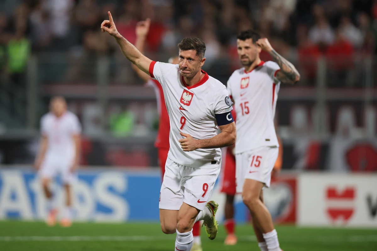 Liczę na to, że przy losowaniu szczęście się do nas uśmiechnie. Obyśmy zagrali dwa mecze u siebie - powiedział po wygranej z Maltą 3:2 Robert Lewandowski. W czwartek Polska pozna rywali w barażach. Kapitan reprezentacji Polski podsumował też burzliwy rok Biało-Czerwonych.