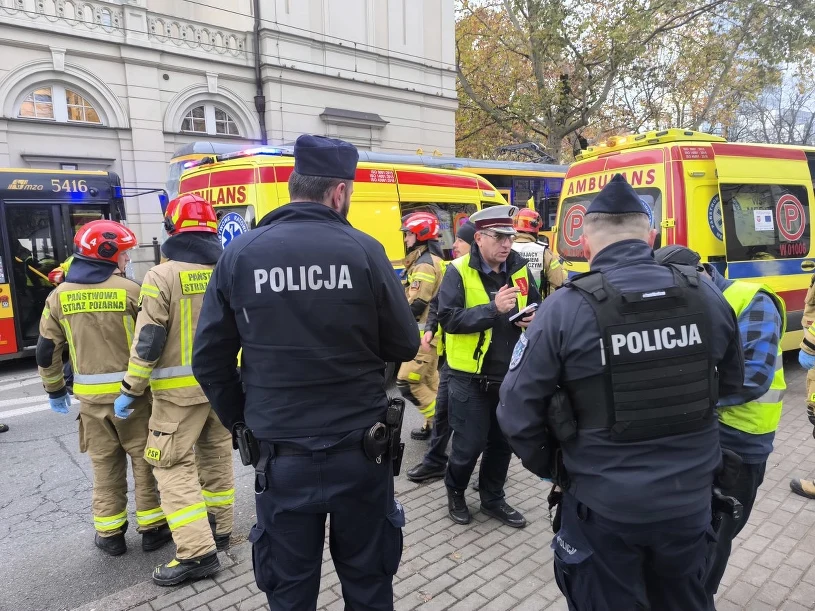 Zderzenie dwóch tramwajów i autobusu w Warszawie. Są ranni