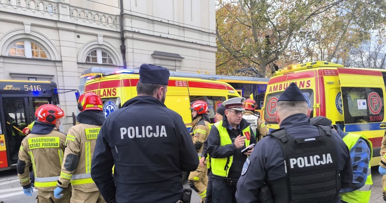 Zderzenie dwóch tramwajów i autobusu w Warszawie. Są ranni