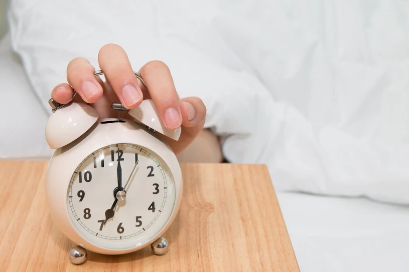 Myślisz, iż dodatkowe pięć minut w łóżku pomaga? Już wiadomo jaki jest efekt