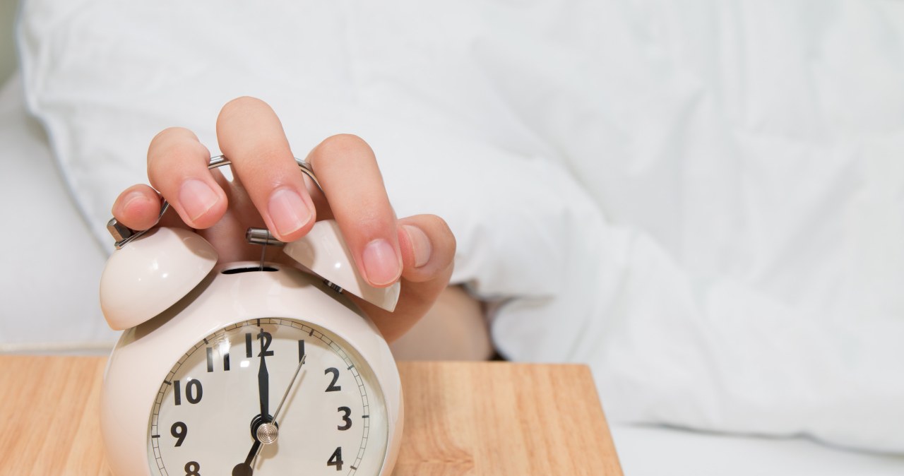 Myślisz, iż dodatkowe pięć minut w łóżku pomaga? Już wiadomo jaki jest efekt