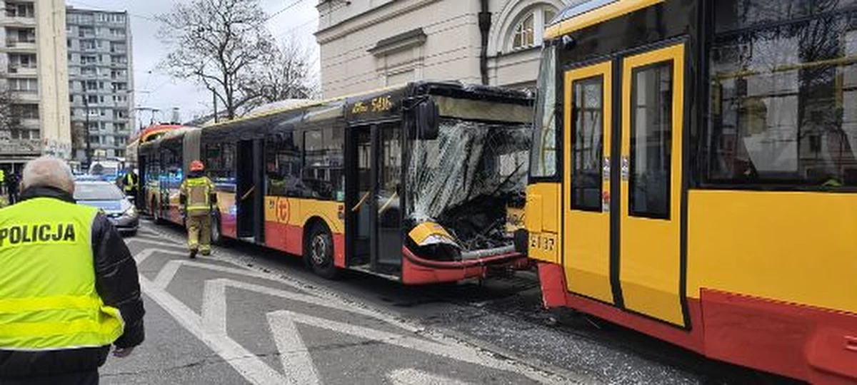 We wtorek rano w Warszawie zderzyły się dwa tramwaje i autobus miejski. 23 osoby zostały poszkodowane. Utrudnienia w ruchu trwały kilka godzin. Przed 12.00 wszystko wróciło do normy. 