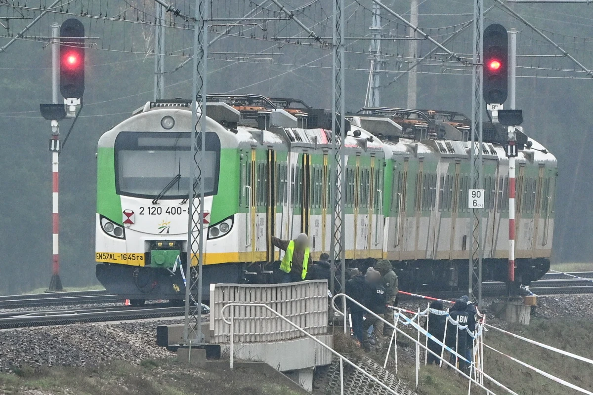 Służby wiedzą, kto kupił dwie karty SIM do telefonów służących do zdetonowania ładunków na torach trasy kolejowej Warszawa-Lublin - dowiedział się nieoficjalnie reporter RMF FM Krzysztof Zasada. To nowe informacje na temat aktu dywersji w okolicach miejscowości Mika na Mazowszu. 