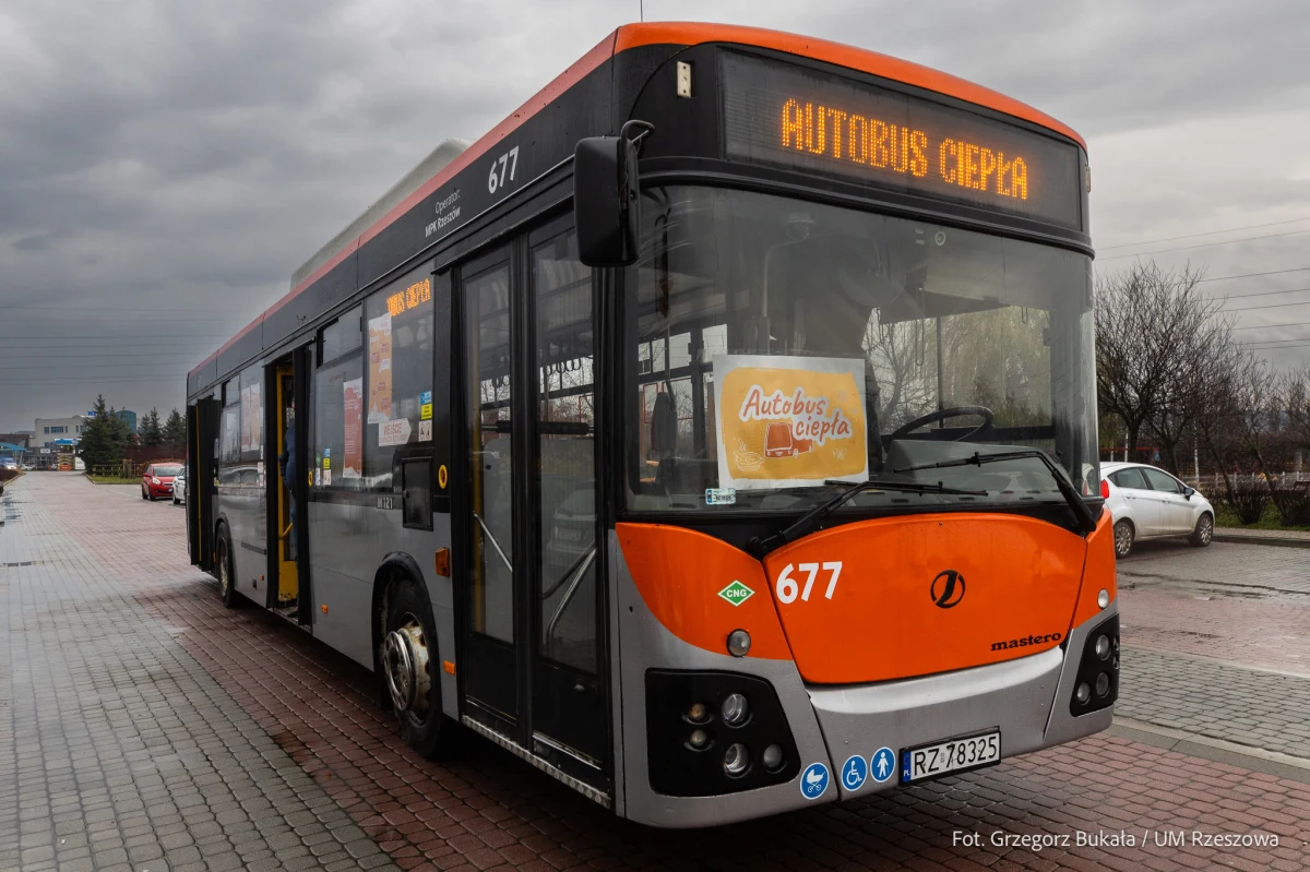 Na rzeszowskie ulice ponownie wyjechał „Autobus Ciepła”. To mobilna inicjatywa, dzięki której osoby w kryzysie bezdomności oraz mieszkańcy w trudnej sytuacji życiowej mogą liczyć na gorący, pełnowartościowy posiłek. Sprawdź, gdzie i kiedy można skorzystać z tej pomocy.