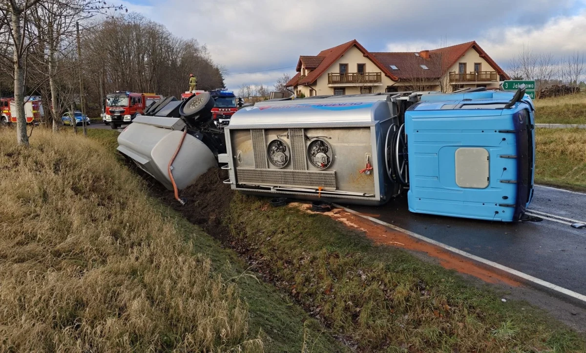 Ciężarówka, która transportowała dwie cysterny oleju napędowego, przewróciła się we wtorek rano w Nowym Probarku (Warmińsko-Mazurskie). Droga S16 między Mikołajkami a Mrągowem została zablokowana. 