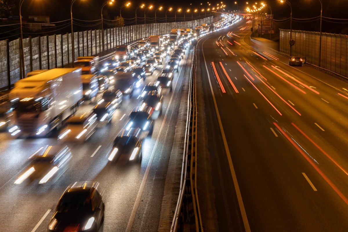 Złe wiadomości dla właścicieli aut powyżej 3,5 t i autobusów. Z projektu rozporządzenia opublikowanego na stronie Rządowego Centrum Legislacji wynika, że stawki za przejazd siecią dróg płatnych dla tych pojazdów mają wzrosnąć o 40-42 proc., w zależności od klasy emisji spalin i masy pojazdu.