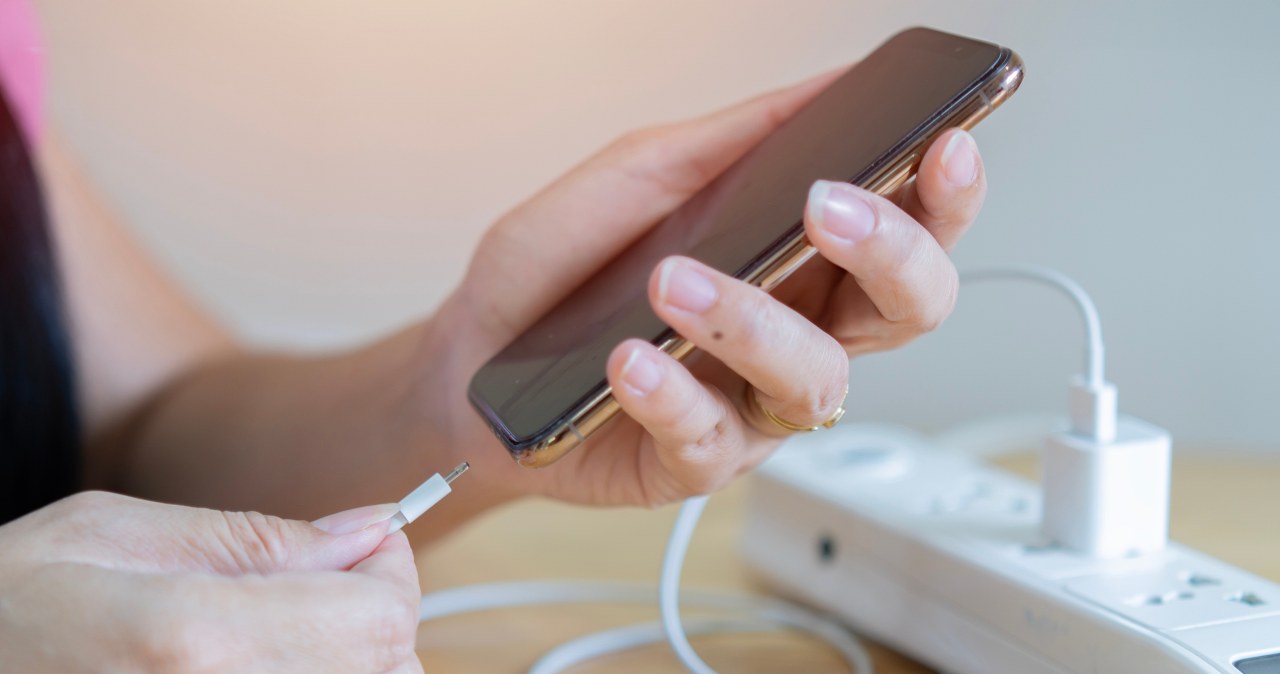 Trzy mity o ładowaniu telefonu. Wciąż w nie wierzymy